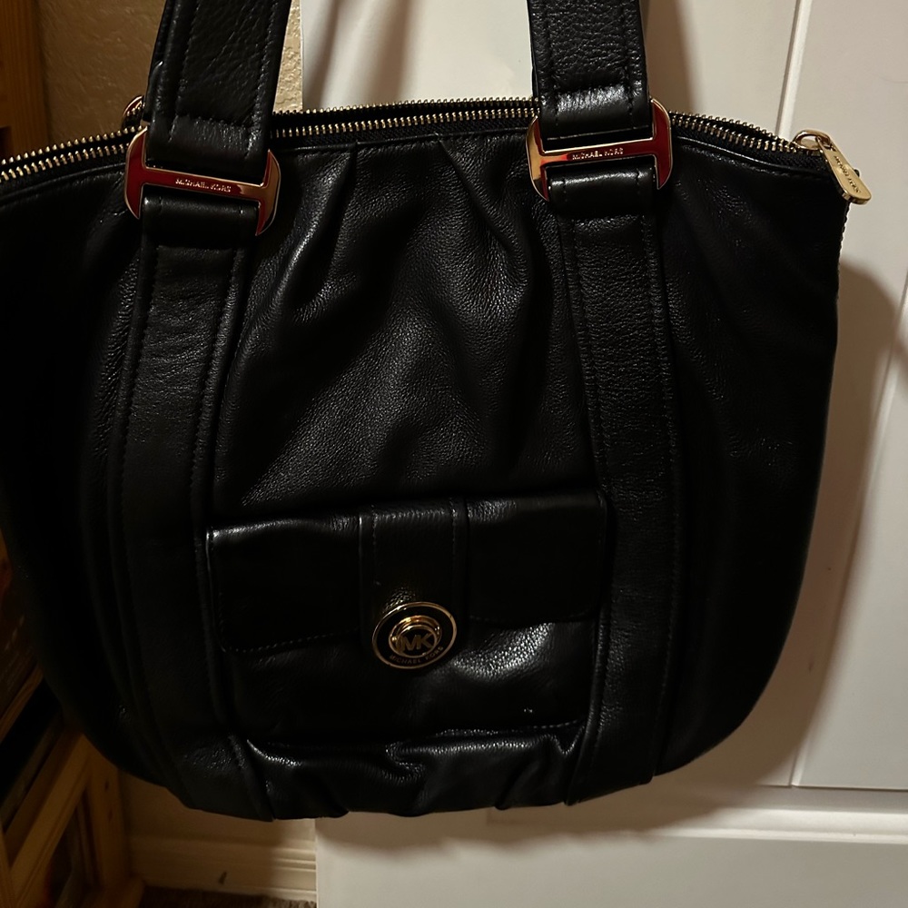 Micheal Kors black leather purse beautiful one pocket in front.